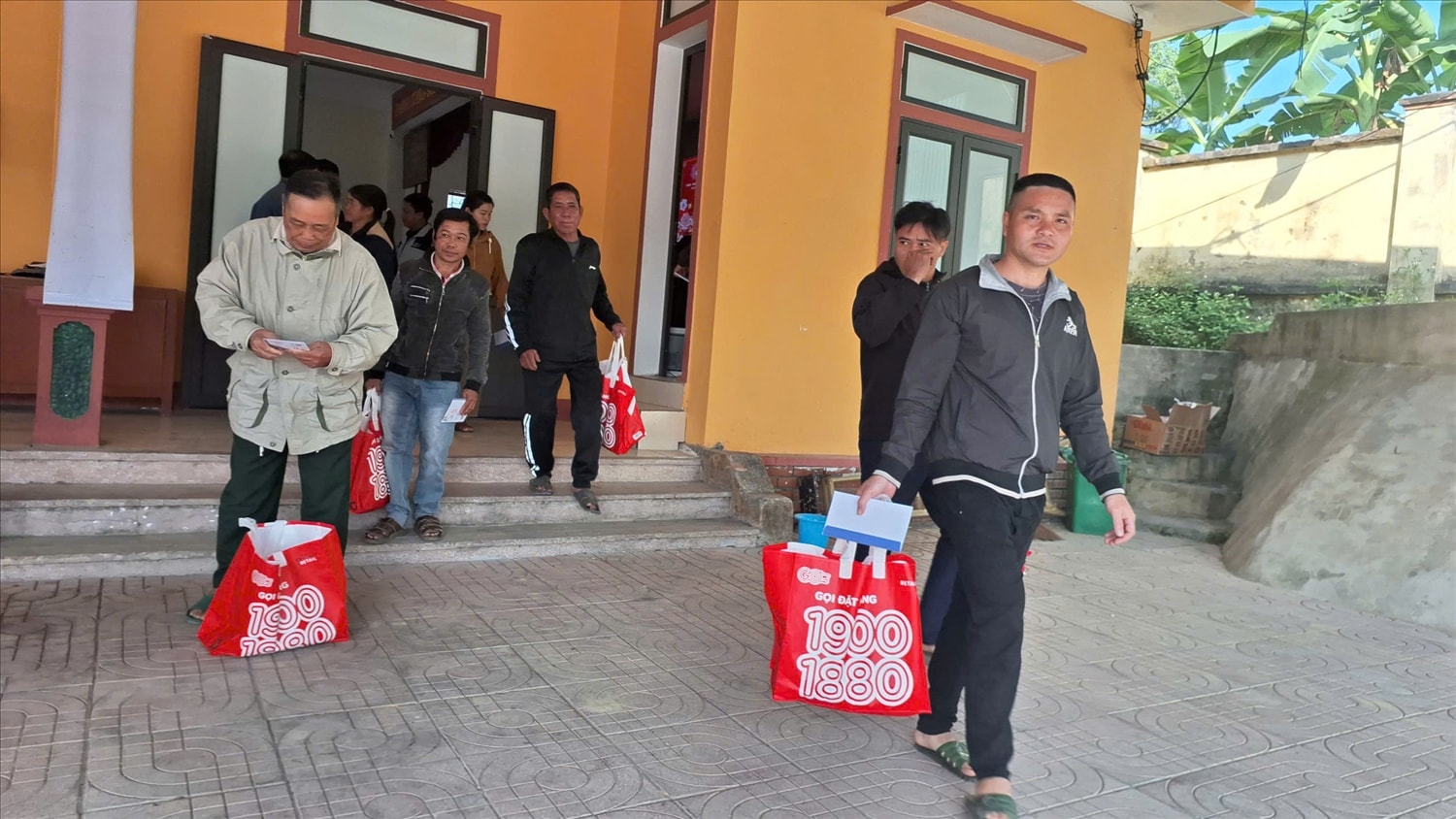 Những phần quà này góp phần giúp hộ nghèo, hộ yếu thế ở xã Sơn Lâm đón Tết đủ đầy. Ảnh: Phạm Tiến