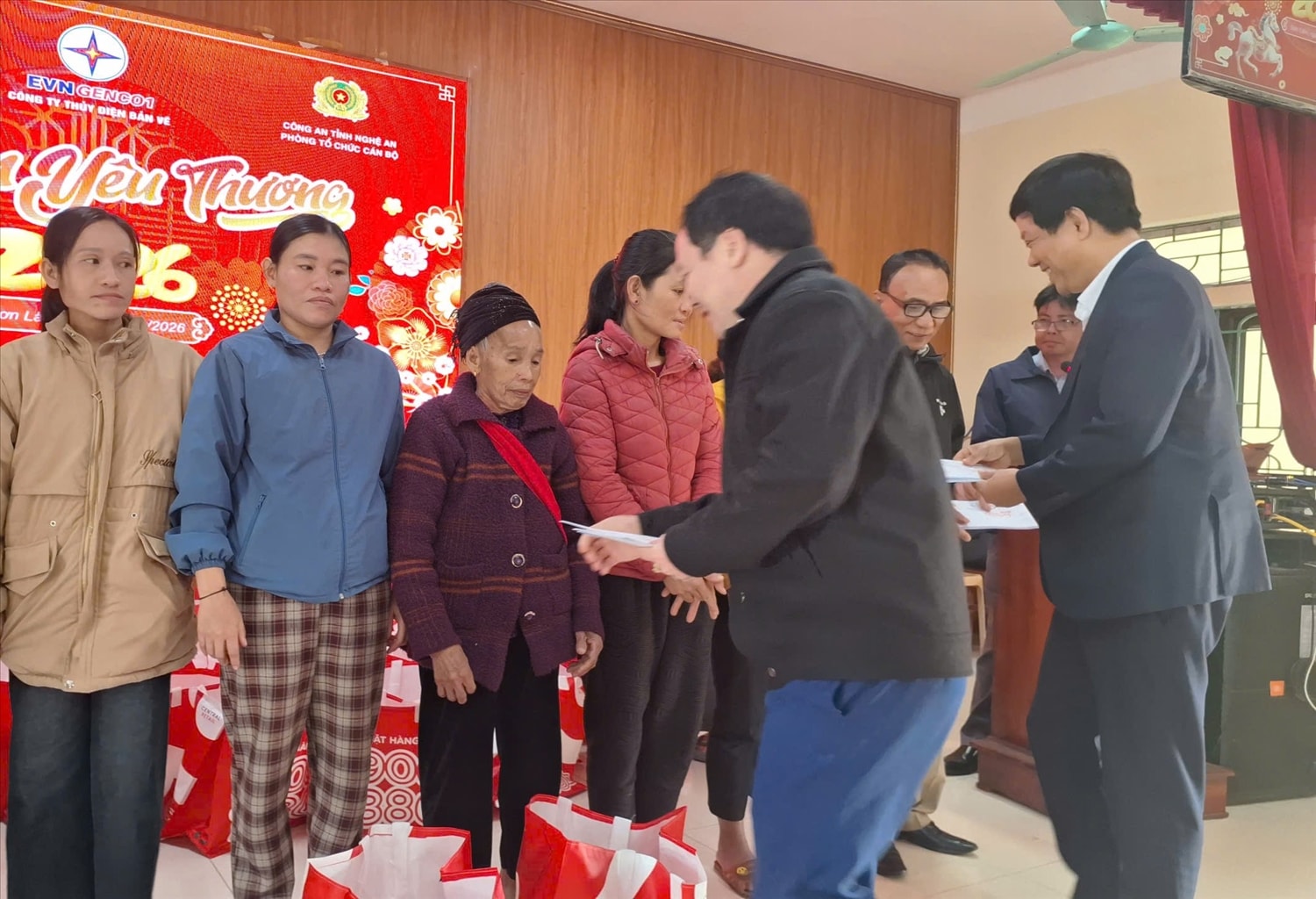 Đại diện Ban tổ chức trao quà cho bà con. Ảnh: Phạm Tiến