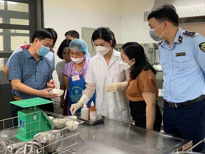  Các cơ sở sản xuất thực phẩm bảo vệ sức khỏe phải áp dụng Thực hành sản xuất tốt (GMP) thực phẩm bảo vệ sức khỏe theo hướng dẫn của Bộ Y tế (Ảnh MH).