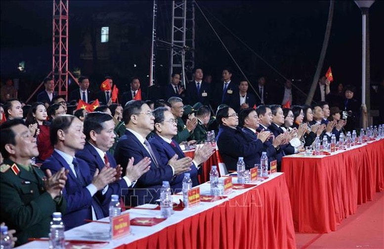 Thủ tướng Phạm Minh Chính, Chủ tịch Quốc hội Trần Thanh Mẫn, Thường trực Ban Bí thư Trần Cẩm Tú cùng các đồng chí lãnh đạo, nguyên lãnh đạo Đảng, Nhà nước dự tại điểm cầu Hà Nội - Ảnh: TTXVN
