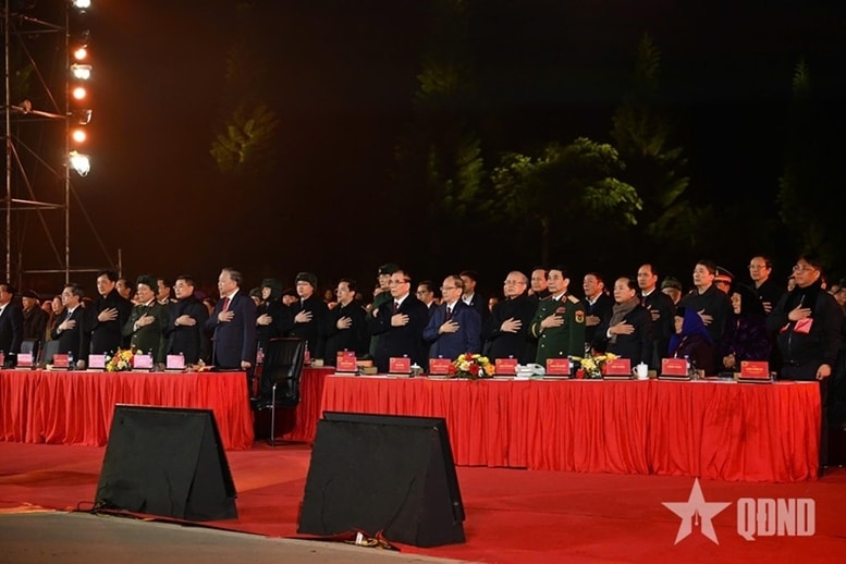 Các đồng chí lãnh đạo Đảng, Nhà nước cùng các đại biểu xúc động nghe Di chúc của Chủ tịch Hồ Chí Minh