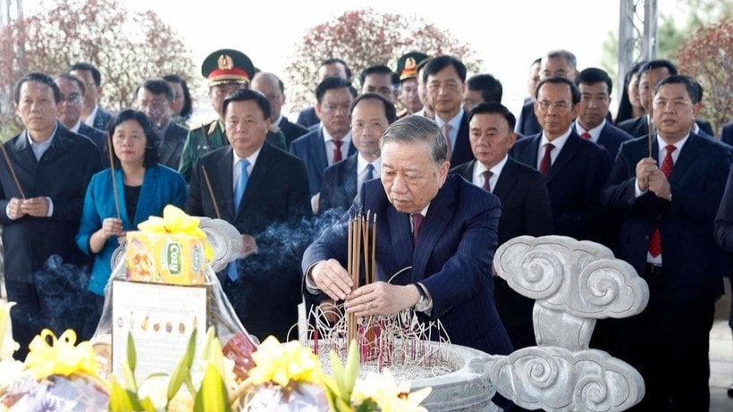 Tổng Bí thư Tô Lâm và đoàn công tác Trung ương dâng hoa, dâng hương tưởng niệm Tổng Bí thư Trần Phú tại Hà Tĩnh. (Ảnh: Thống Nhất/TTXVN)