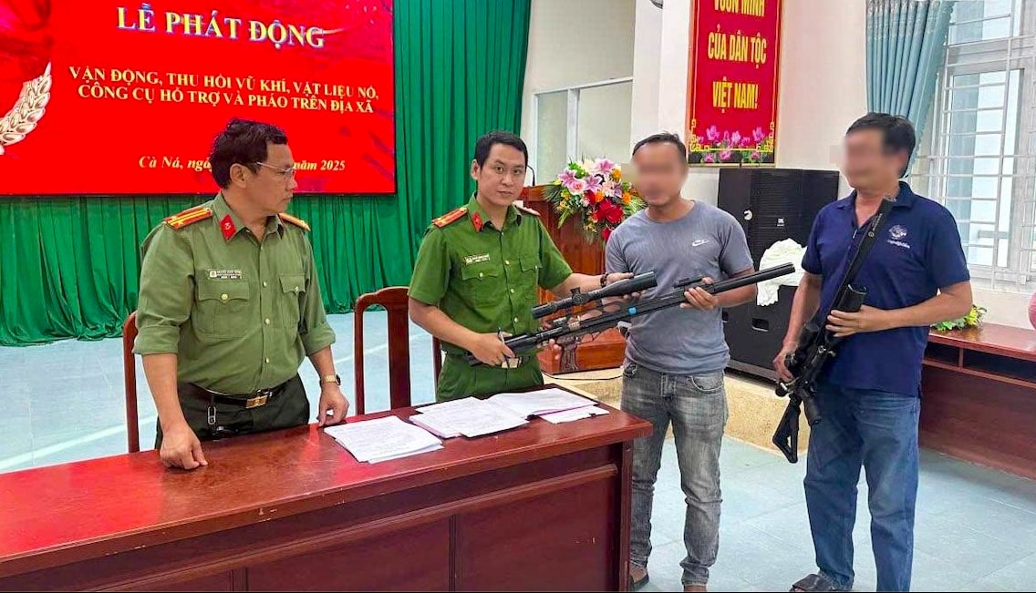 Thời gian qua, nhiều người dân ở Khánh Hoà đã đến cơ quan chức năng giao nộp vũ khí. (Ảnh: T.L)