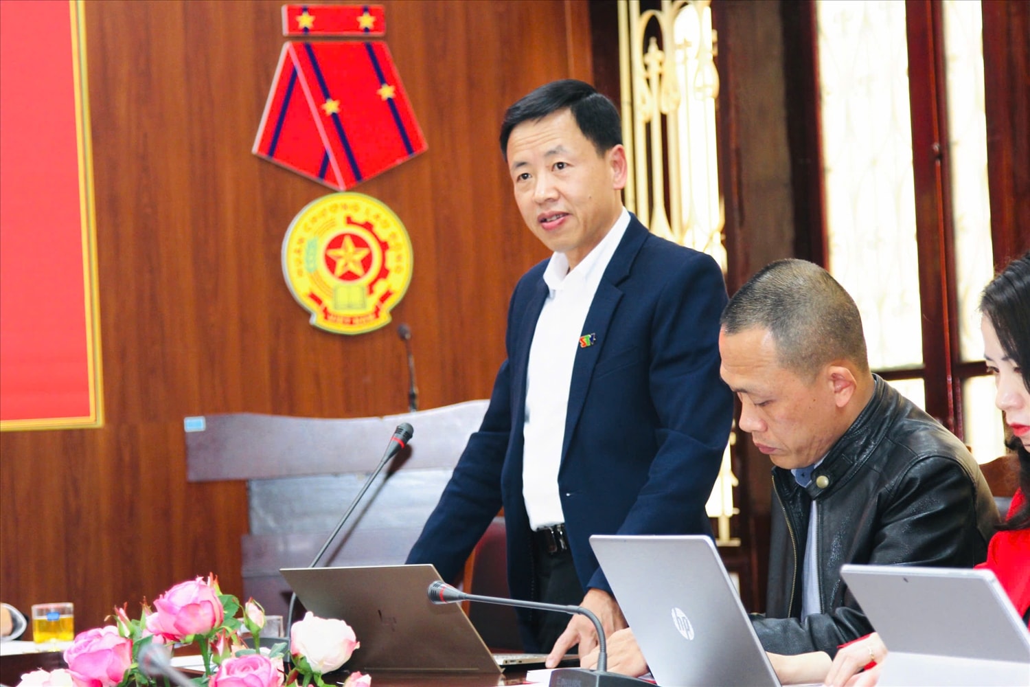 Giám đốc Báo và Đài Phát  thanh  - Truyền hình tỉnh Sơn La Nguyễn Trường Chinh phát biểu tại Hội nghị
