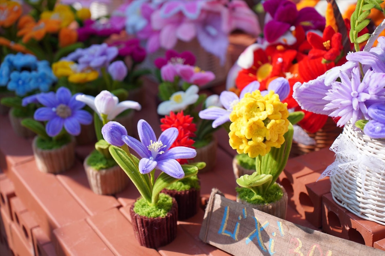 Hiện tại, doanh nghiệp một thành viên của Thanh hoạt động rất đều đặn. Trung bình mỗi tuần, cô sinh viên cho ra đời khoảng 5 - 7 bó hoa và các chậu hoa mini. Các sản phẩm có giá dao động từ 30.000 - 60.000 đồng (chậu mini) đến 100.000 - 150.000 đồng (bó hoa lớn)