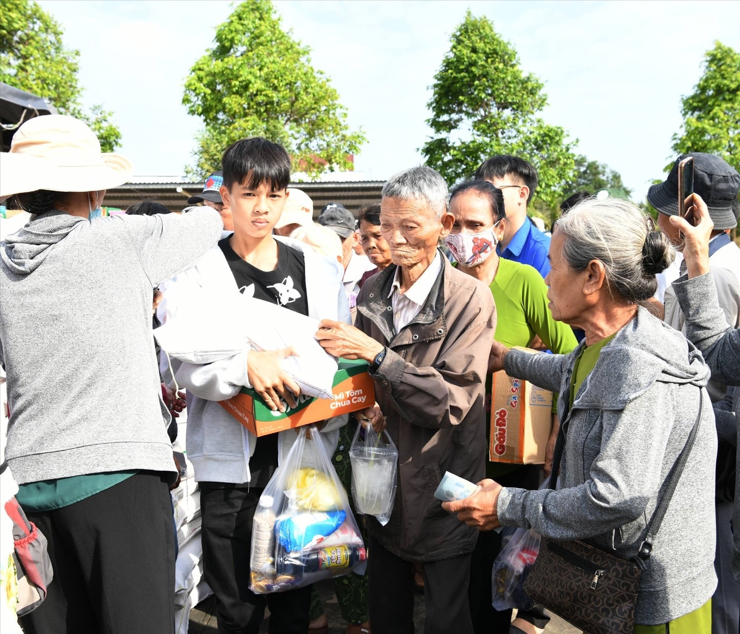 Trong nỗ lực quan tâm, chăm lo Tết cho người nghèo, hộ có hoàn cảnh khó khăn, ở nhiều địa phương trên cả nước, các chương trình trao quà Tết tiếp tục được triển khai thực hiện sâu rộng (Ảnh MH).