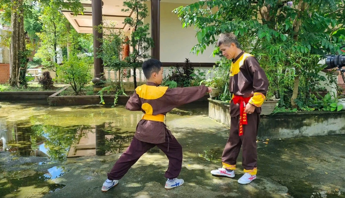 Nhờ sự chỉ dạy tận tình của các huấn luyện viên, nhiều võ sinh ở chùa Long Phước tuổi còn rất nhỏ nhưng đã tinh thông  võ cổ truyền. (Ảnh: Đ.N)