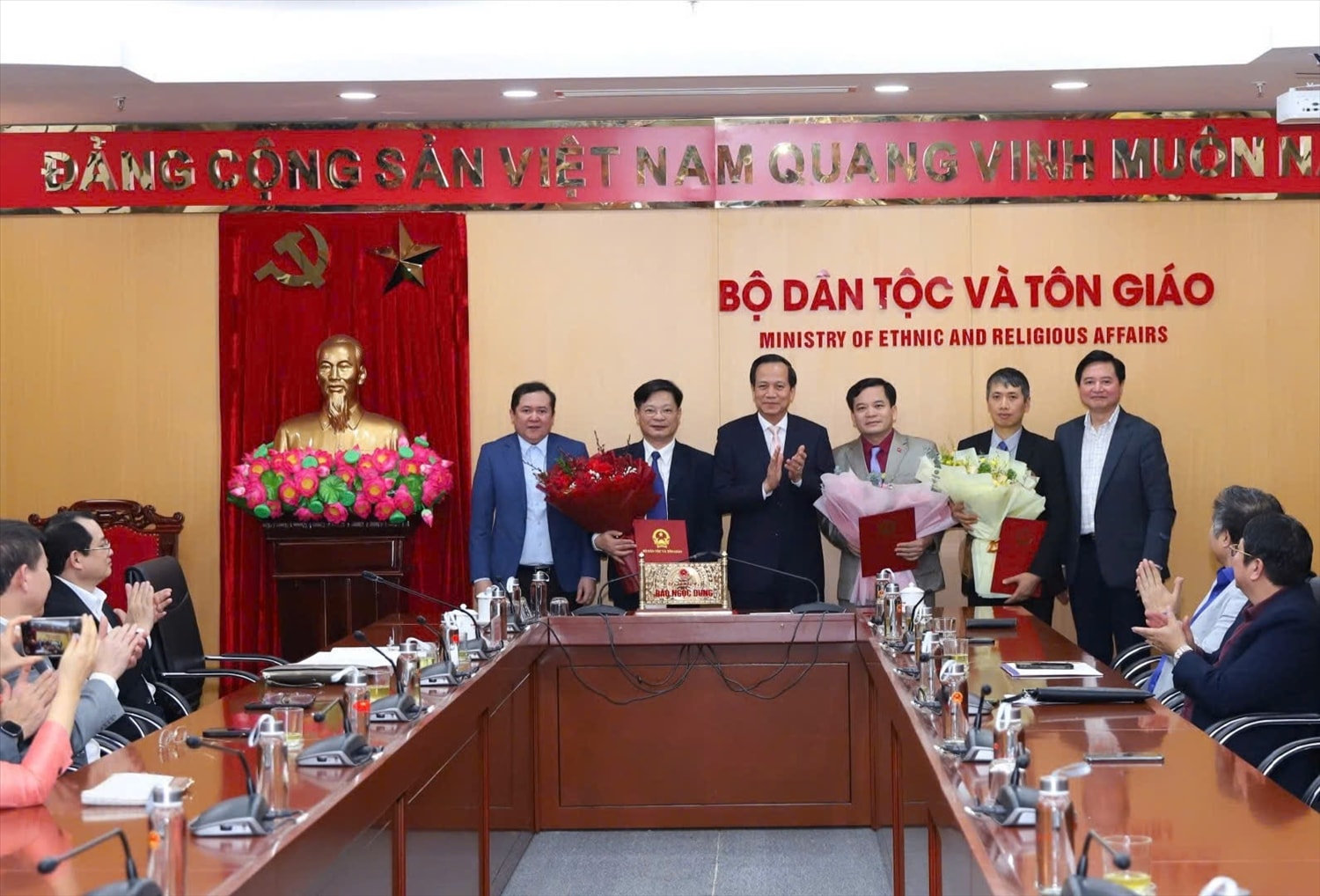 Bộ trưởng Đào Ngọc Dung và các đại biểu tặng hoa chúc mừng các đồng chí được tiếp nhận, điều động, bổ nhiệm lãnh đạo các vụ, đơn vị trực thuộc Bộ Dân tộc và Tôn giáo