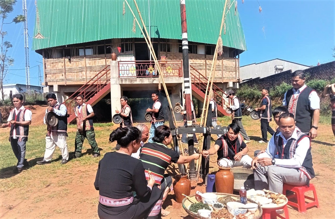 Tiếng cồng chiêng vang vọng giữa sân nhà rông tạo nên không khí Xuân tràn đầy sức sống ở làng Đăk Kơ Đêm. (Ảnh: Ngọc Chí)