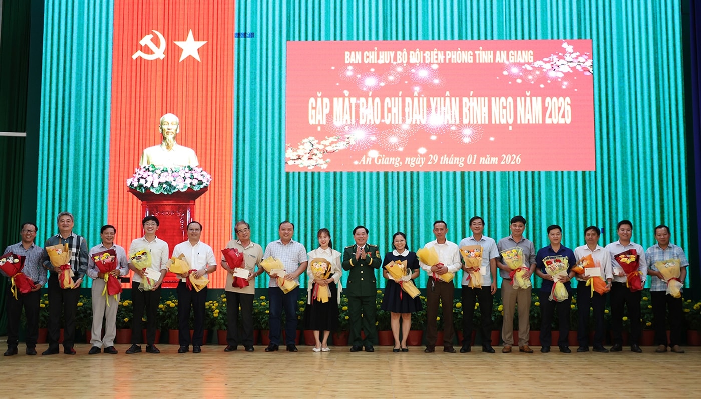 Tặng quà cho các cơ quan báo chí.