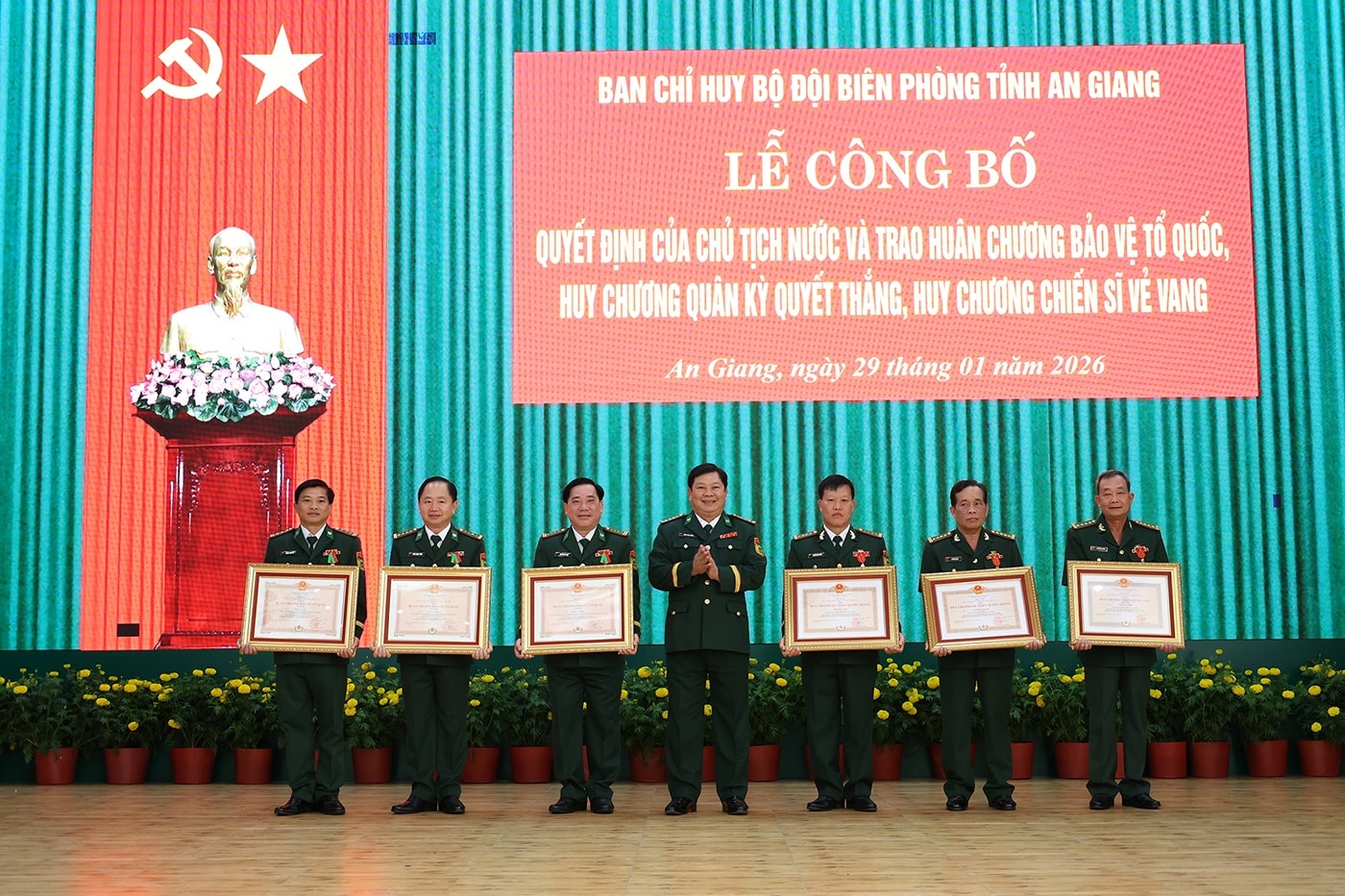 Thừa ủy quyền của Chủ tịch nước, Đại tá Phạm Văn Thắng, Phó Chỉ huy trưởng Bộ Chỉ huy Quân sự tỉnh, Chỉ huy trưởng Ban Chỉ huy Bô đội Biên phòng tỉnh trao các Huân, Huy chương tặng các cá nhân.