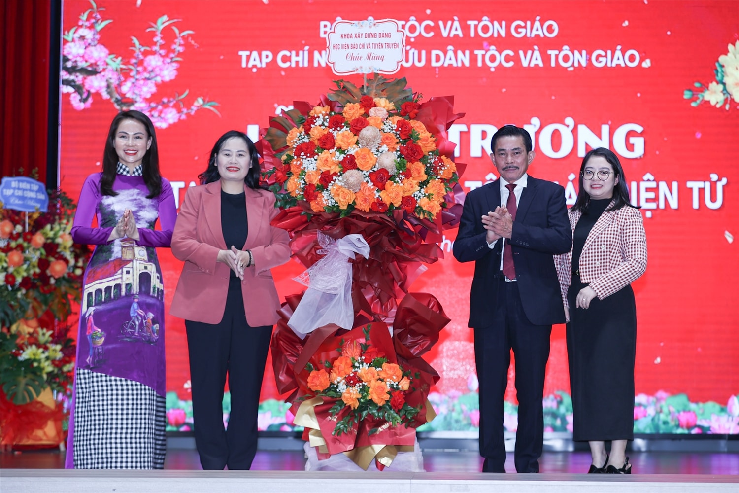 PGS.TS Trần Thị Hương, Trưởng khoa Xây dựng Đảng, Học viện Báo chí và Tuyên truyền tặng hoa chúc mừng Tạp chí Nghiên cứu Dân tộc và Tôn giáo (Ảnh. Lê Anh Dũng)