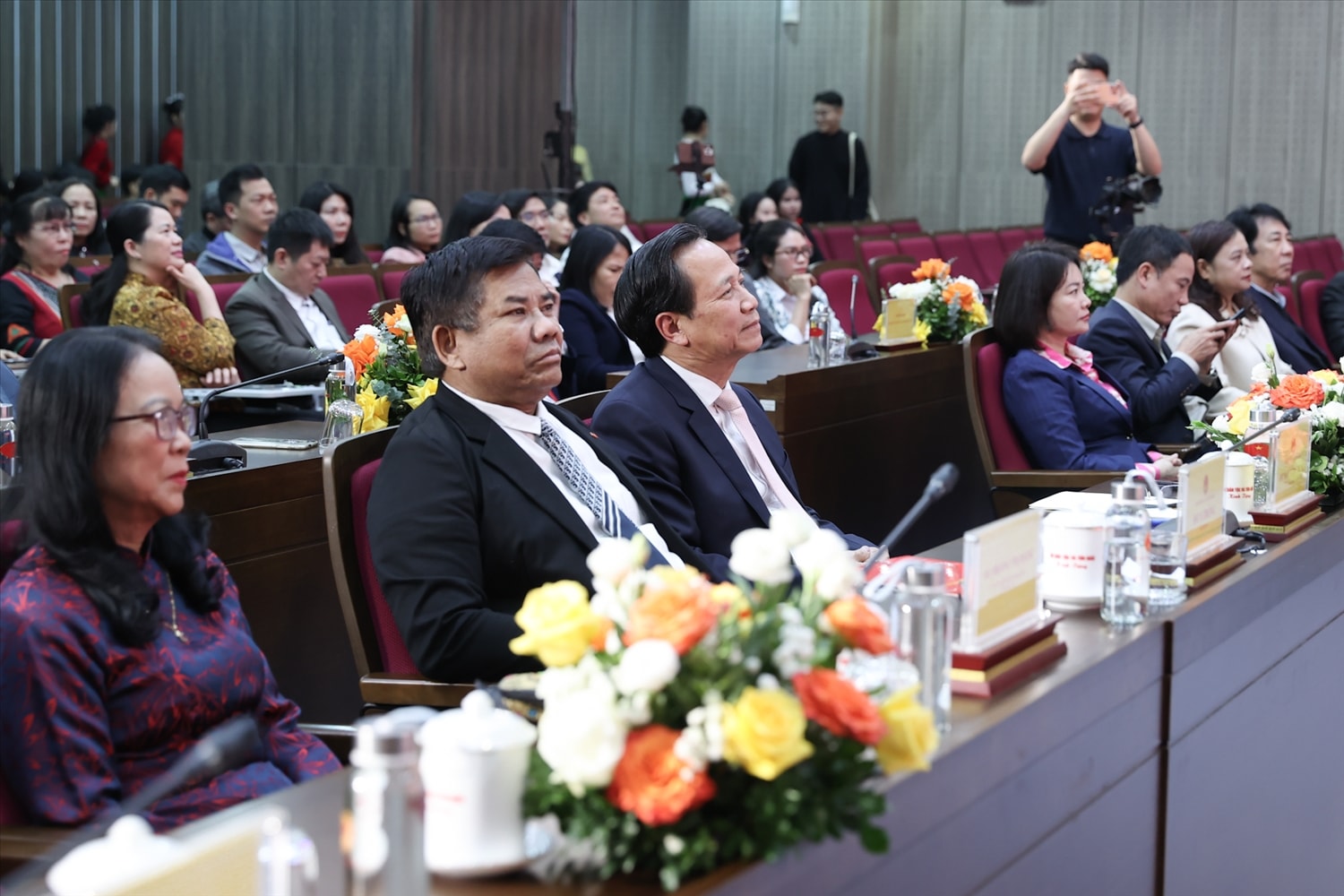 Bộ trưởng Đào Ngọc Dung cùng các đại biểu tham dự Lễ khai trương Tạp chí Nghiên cứu Dân tộc và Tôn giáo điện tử (Ảnh. Lê Anh Dũng)