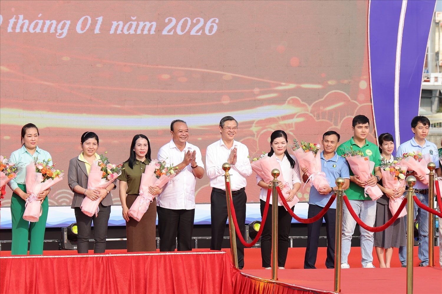 Lãnh đạo TP Cần Thơ tặng hoa các đơn vị tham gia Tết Quân Dân năm 2026.