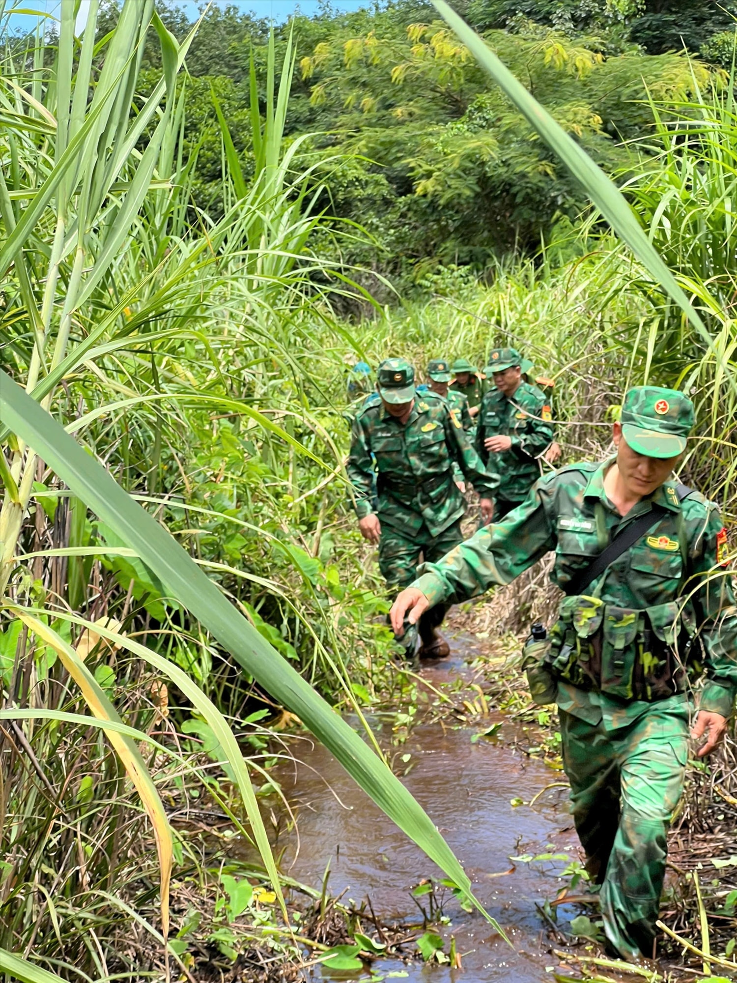 Cán bộ, chiến sĩ Đồn Biên phòng Ia Nan tuần tra, kiểm soát, kịp thời phát hiện, bắt giữ nhiều vụ vận chuyển pháo nổ qua biên giới