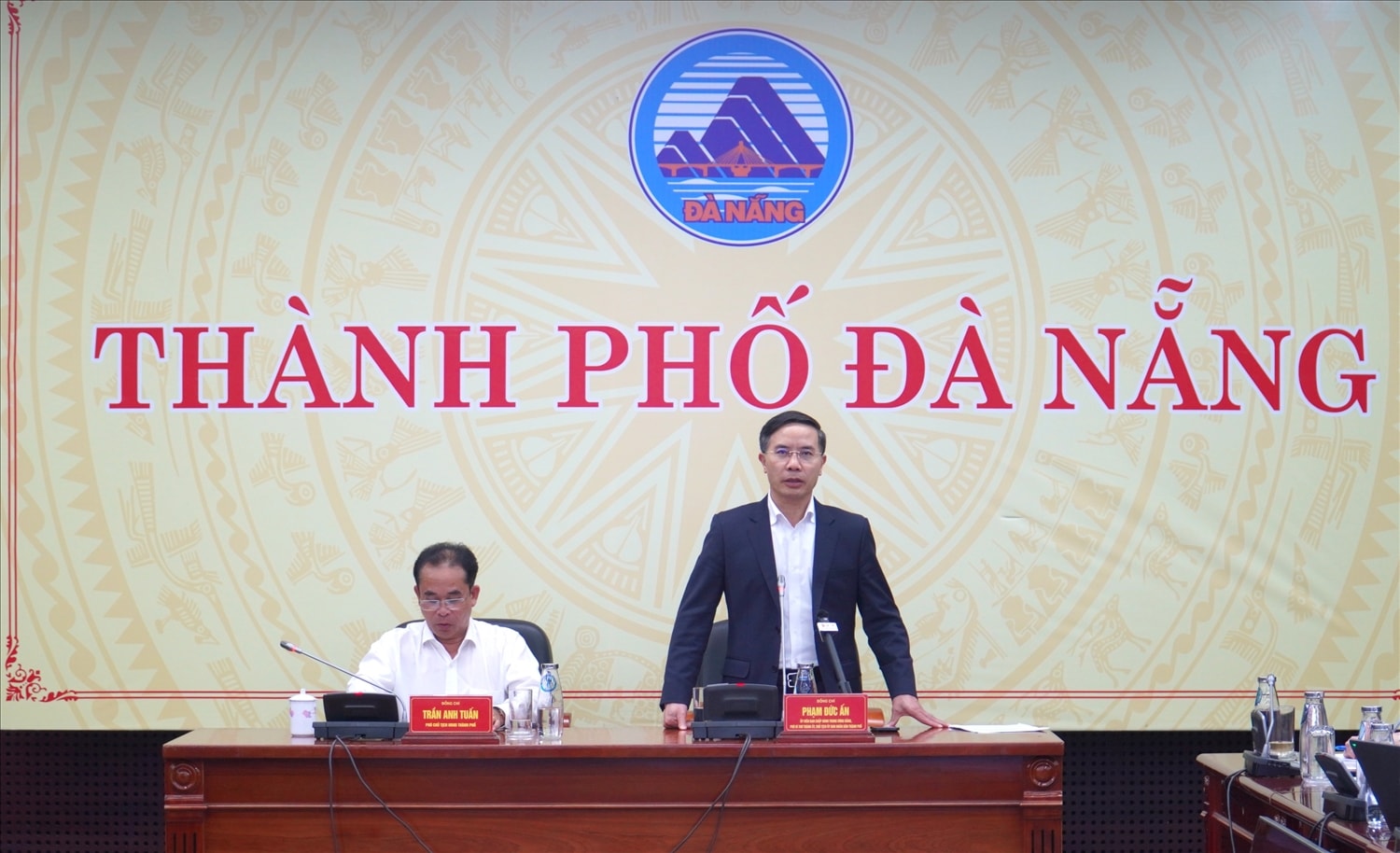 Chủ tịch UBND TP Đà Nẵng Phạm Đức Ấn yêu cầu các đơn vị liên quan đẩy nhanh tiến độ xây dựng các trường nội trú liên cấp ở các xã biên giới. (Ảnh Quang Hà)