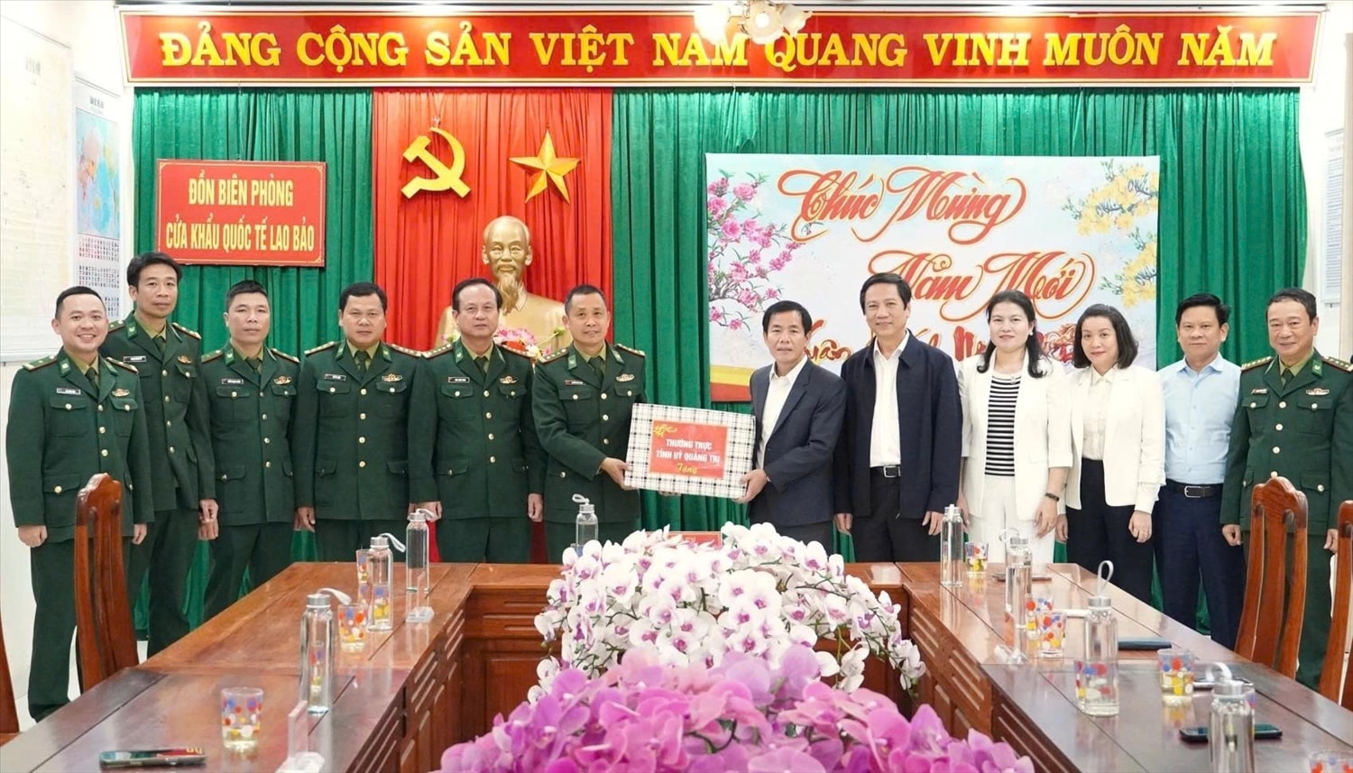 Bí thư Tỉnh ủy Quảng Trị Nguyễn Văn Phương (Thứ 6 từ phải qua) thăm tặng quà chúc Tết cho cán bộ chiến sĩ Đồn Biên phòng Cửa khẩu quốc tế Lao Bảo. Ảnh:  QV