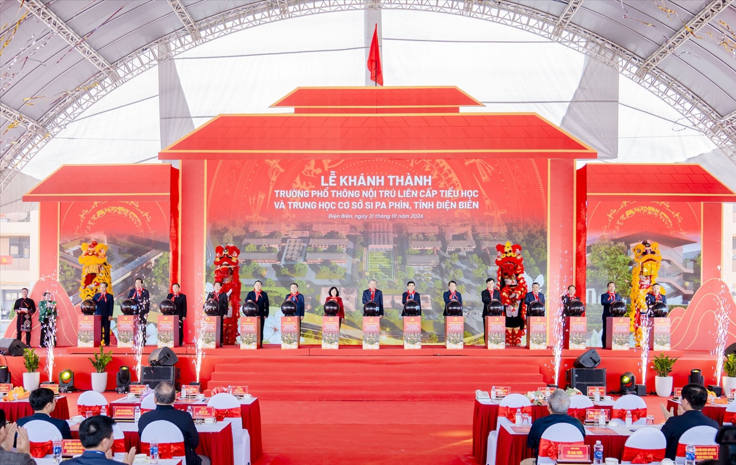 Các đại biểu bấm nút khánh thành trường