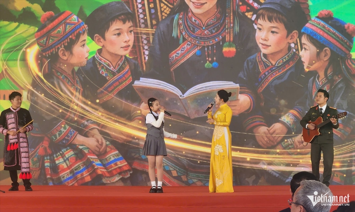 Các nghệ sĩ của Nhà hát ca múa nhạc Công an nhân dân biểu diễu tại trường Si Pa Phìn. Ảnh: Hiền Anh