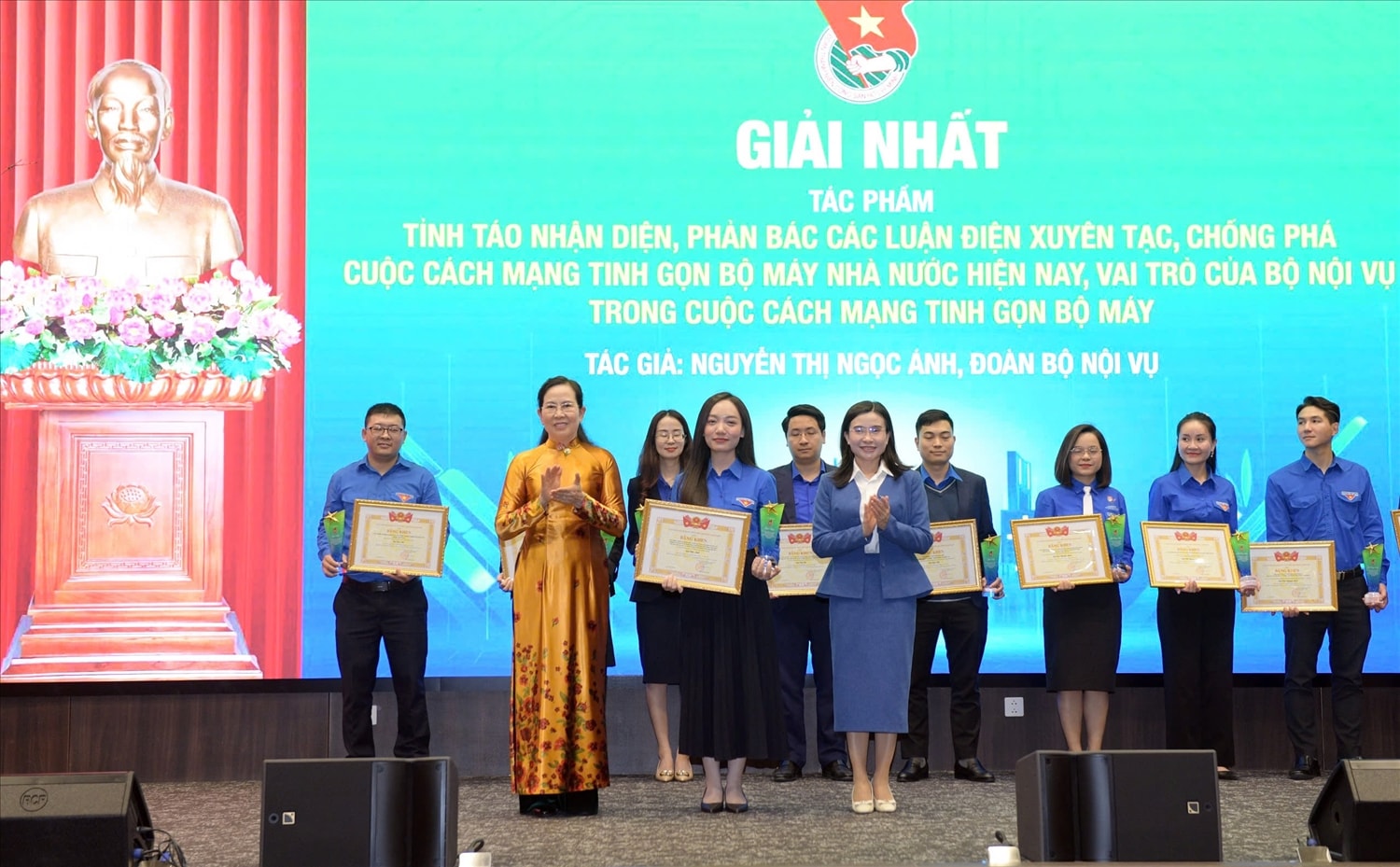 Đồng chí Lê Thị Thủy, Ủy viên Ban Chấp hành Trung ương Đảng, Phó Bí thư Đảng ủy Chính phủ và đồng chí Nguyễn Phạm Duy Trang, Bí thư Ban Chấp hành Trung ương Đoàn, Chủ tịch Hội đồng Đội Trung ương trao giải thưởng 
