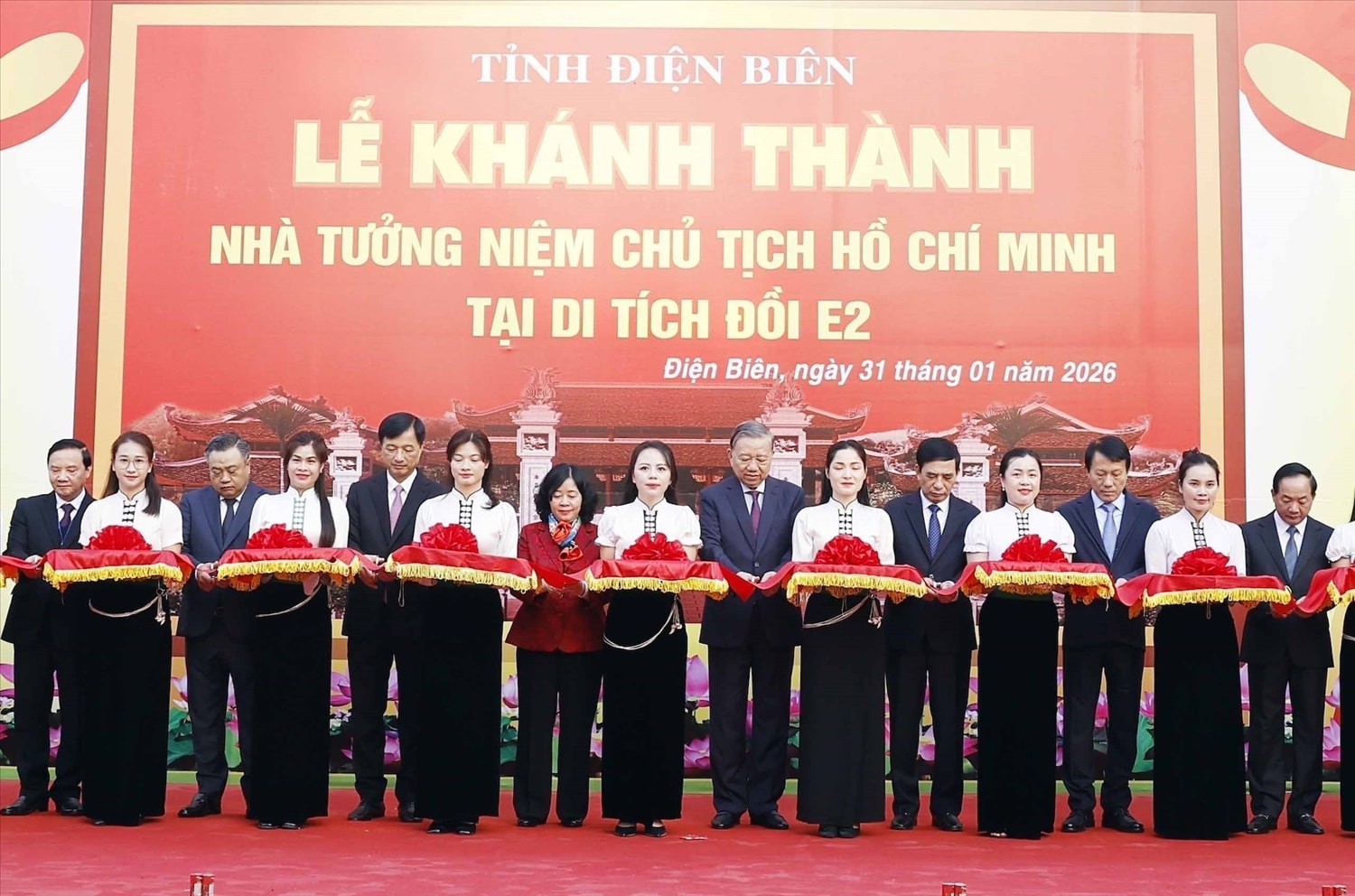 Tổng Bí thư Tô Lâm và các đại biểu cắt băng khánh thành Nhà tưởng niệm Chủ tịch Hồ Chí Minh tại Di tích đồi E2. Ảnh: TTXVN