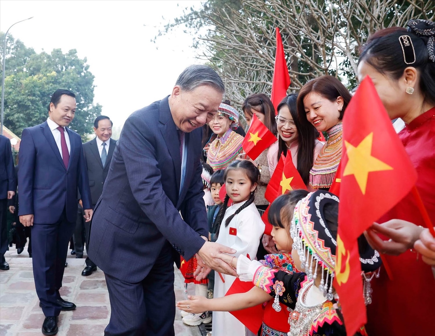 Tổng Bí thư Tô Lâm với các cháu thiếu nhi và Nhân dân tỉnh Điện Biên. Ảnh: TTXVN 