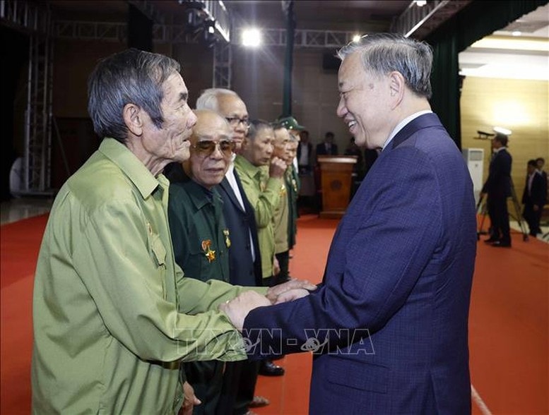 Tổng Bí thư Tô Lâm tặng quà cho các gia đình chính sách - Ảnh: TTXVN