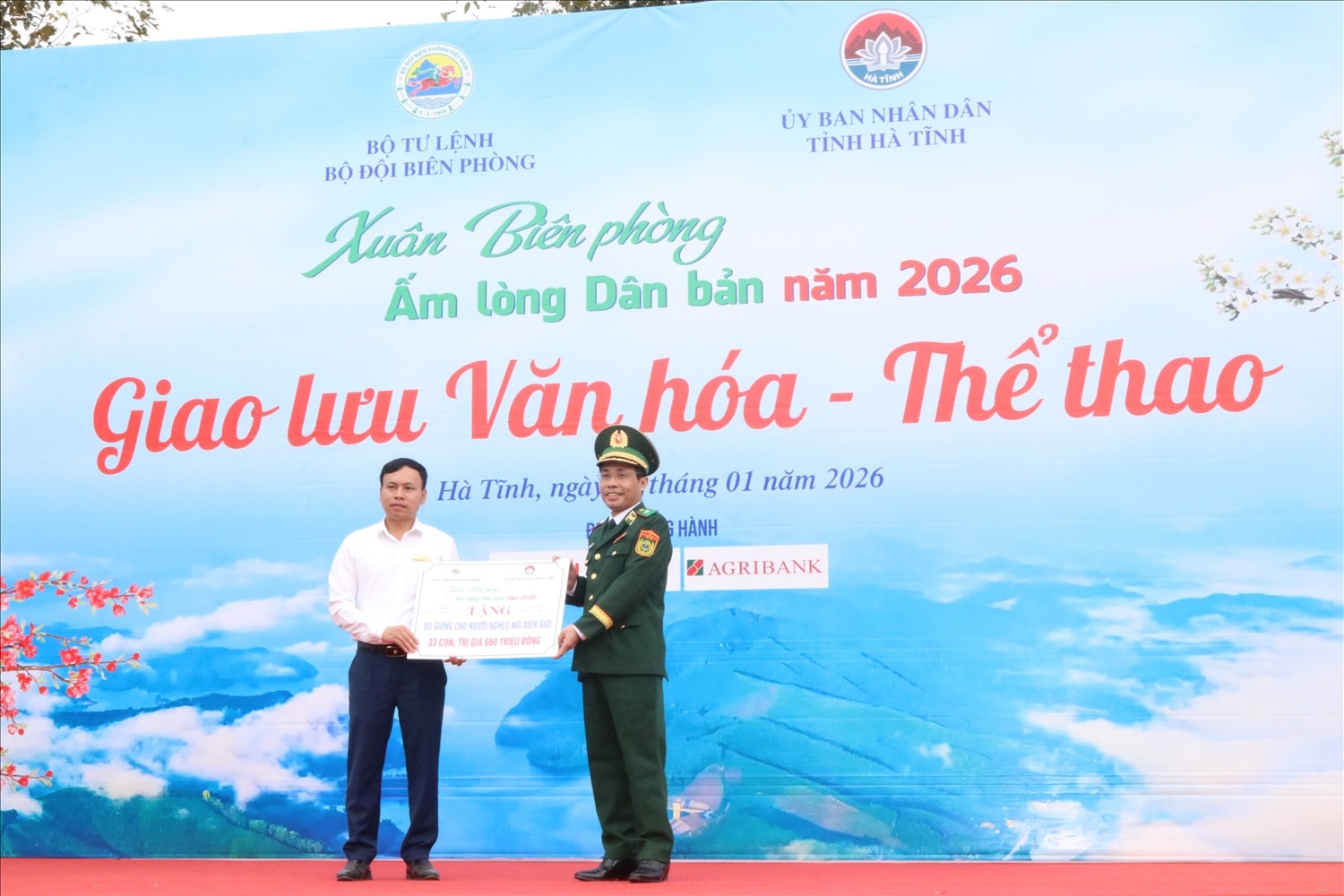 Thiếu tướng Vũ Quốc Ân,  Phó Chính ủy Bộ đội Biên phòng trao biển biểu trưng tặng bò cho đại diện lãnh đạo xã Hương Xuân