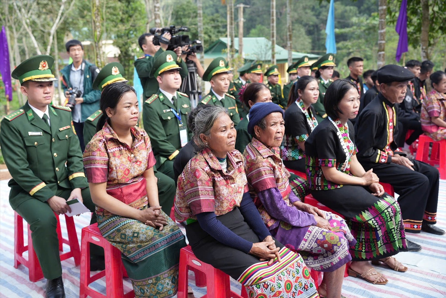 Bà con dân tộc Chứt bản Giàng II tham dự buổi lễ