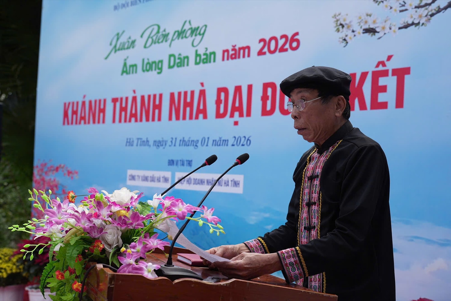 Ông Hồ Việt, người dân bản Giàng II, xã Hương Xuân phát biểu tại buổi lễ khánh thành