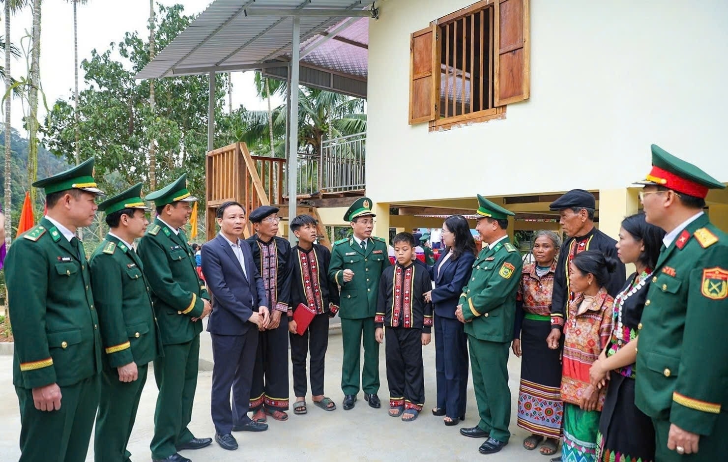 Những ngôi nhà mang tên Đại đoàn kết được trao cho các hộ nghèo của bản dồng bào Chứt