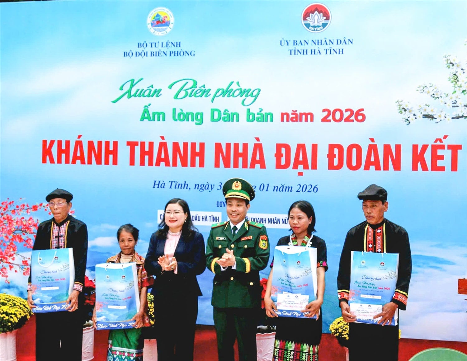 Thiếu tướng Vũ Quốc Ân, Ủy viên Ban Thường vụ Đảng ủy, Phó Chính ủy Bộ đội Biên phòng và Phó Chủ tịch UBND tỉnh Hà Tĩnh Nguyễn Thị Nguyệt tặng quà cho các hộ dân đồng bào dân tộc Chứt