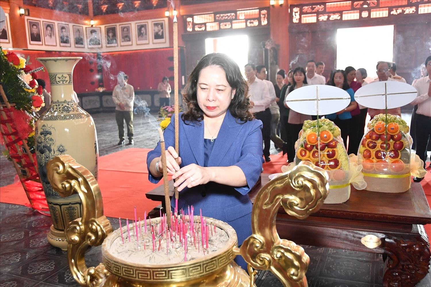 Phó Chủ tịch nước và đoàn công tác đã thành kính dâng hương tại Đền tưởng niệm Anh hùng liệt sĩ và người có công tại phường Rạch Giá