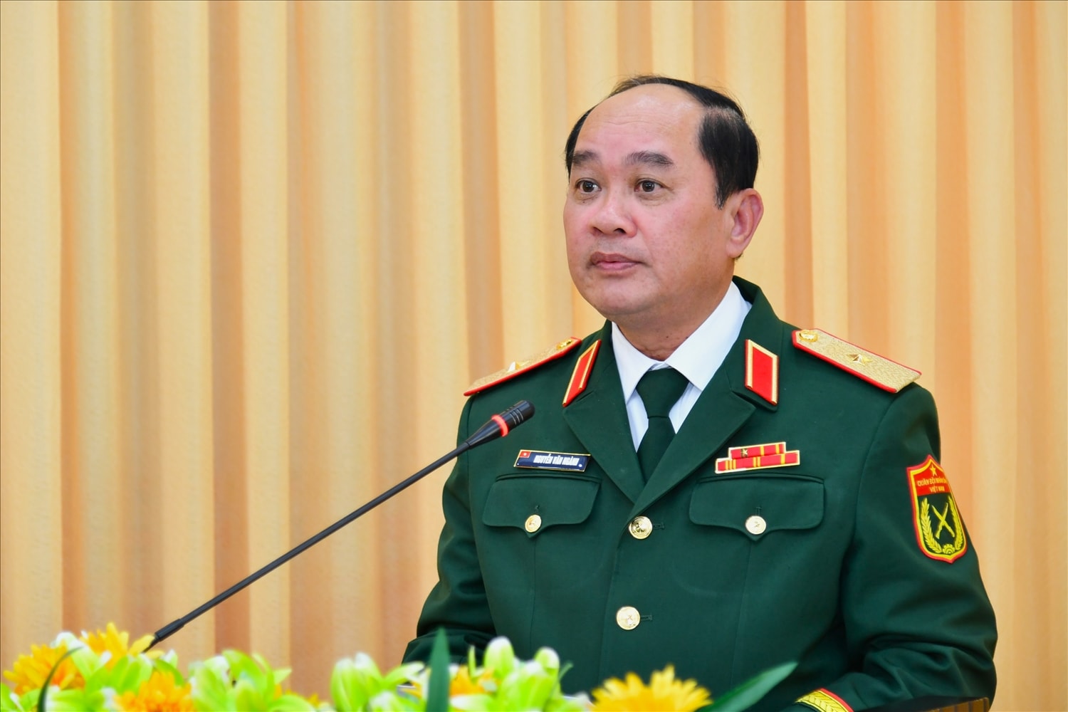 Thiếu tướng Nguyễn Văn Ngành báo cáo kết quả thực hiện nhiệm vụ của LLVT tỉnh trong thời gian qua.