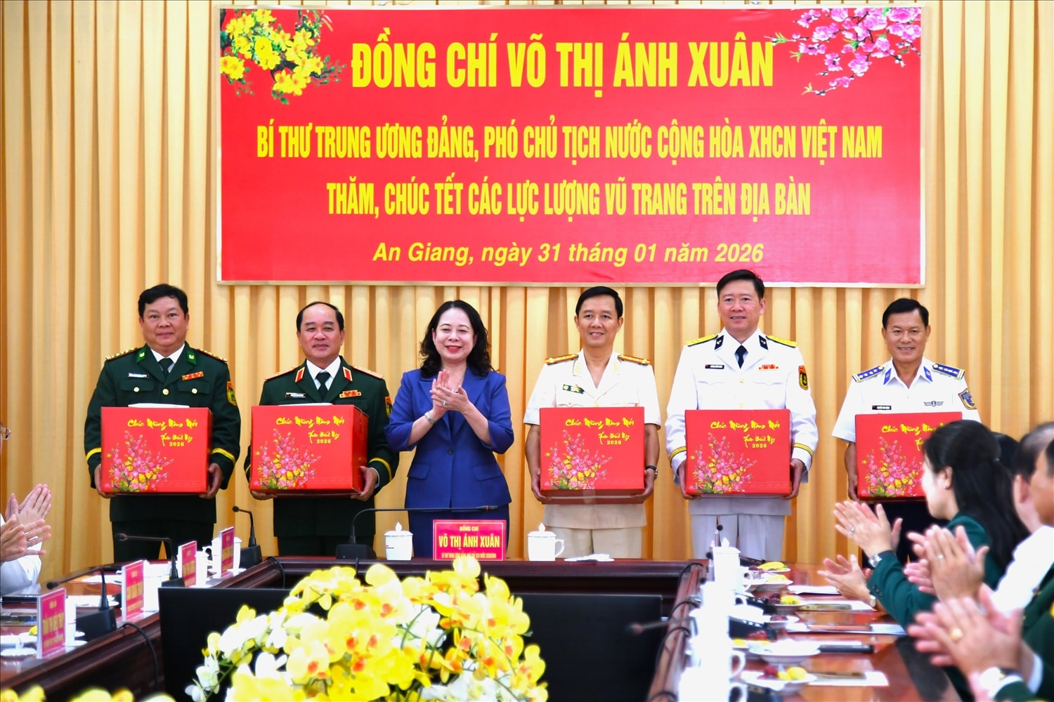 Phó Chủ tịch nước Võ Thị Ánh Xuân trao quà cho các đơn vị lực lượng vũ trang đứng chân trên địa bàn tỉnh An Giang.