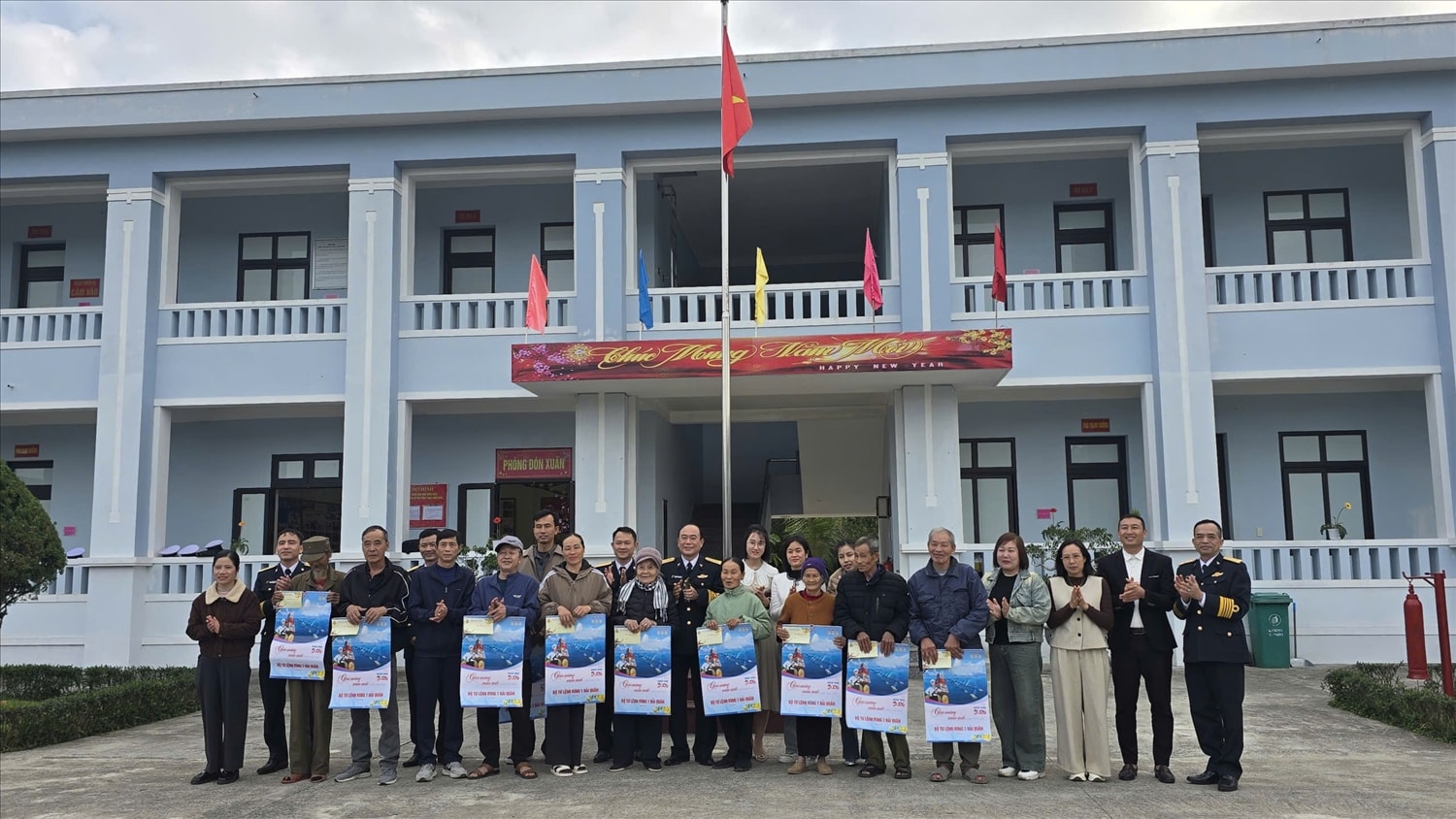 Quân dân đảo Trà Bản phấn khởi trước món quà của Vùng 1 Hải quân trước thềm năm mới 