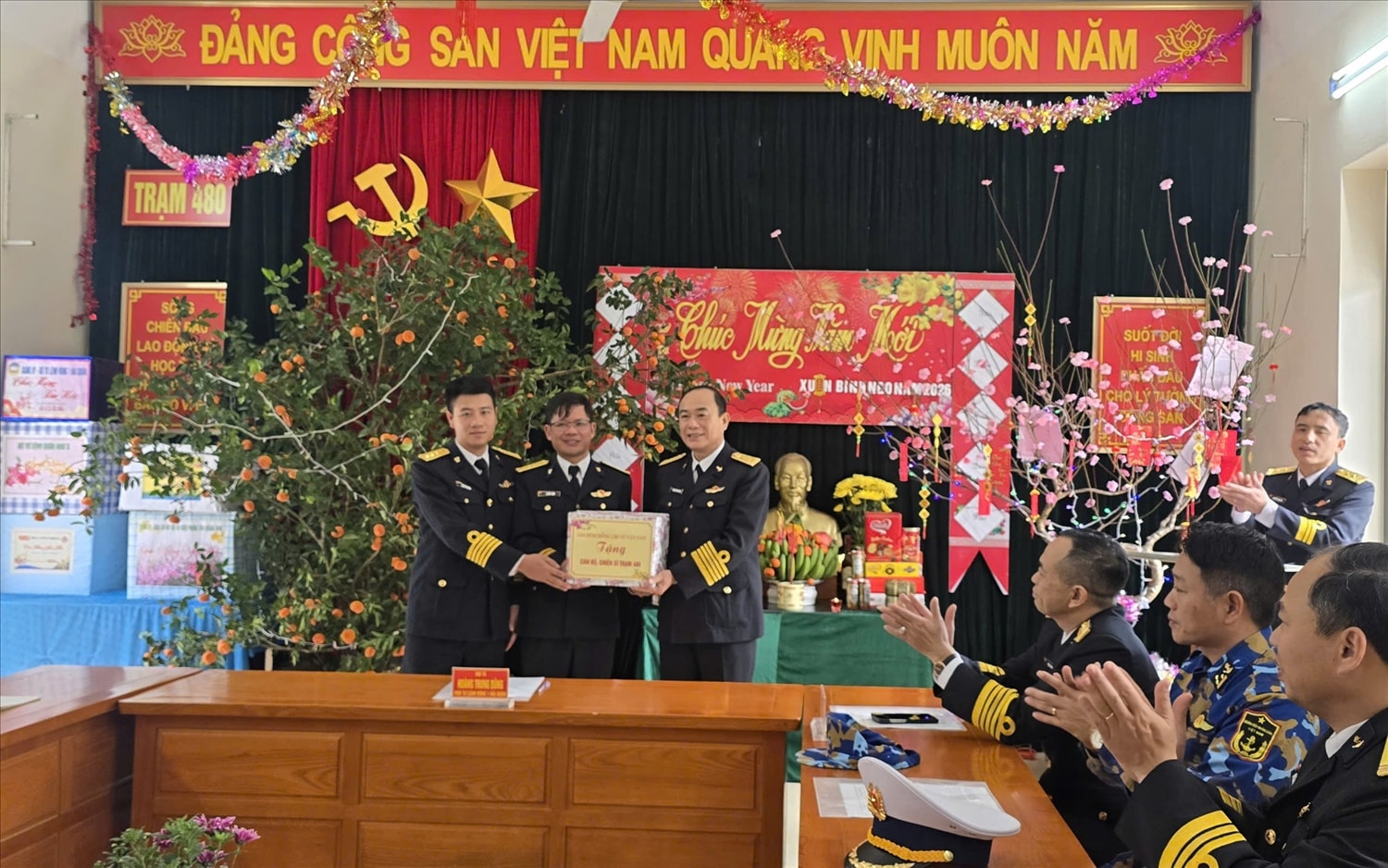 Những phần quà vô cùng ý nghĩa, tiếp thêm động lực cho quân dân trên đảo Trà Bản