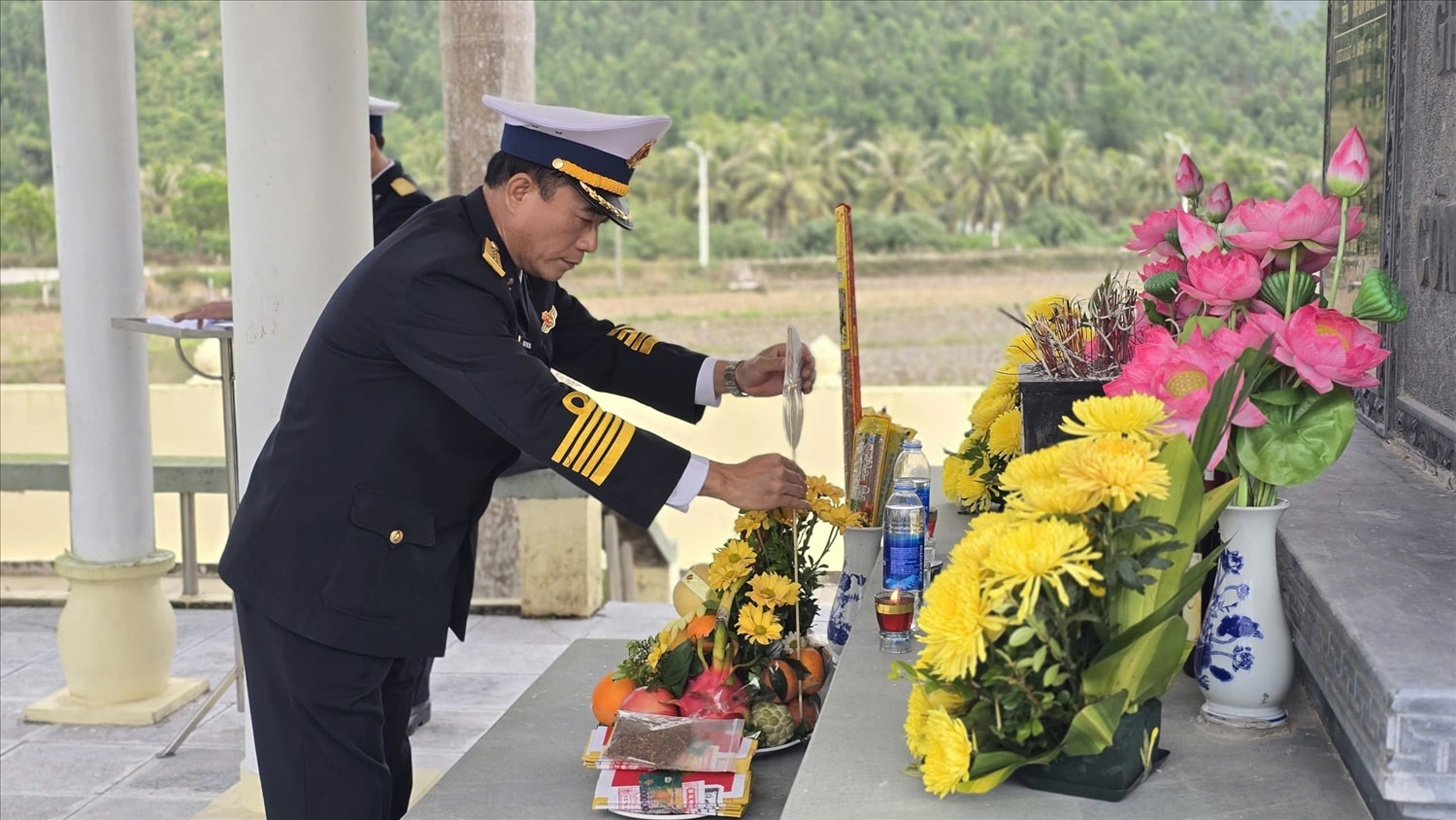 Đoàn công tác do Đại tá Hoàng Trung Dũng, Phó Tư lệnh Vùng 1 Hải quân làm trưởng đoàn thắp hương tri ân các Anh hùng liệt sĩ