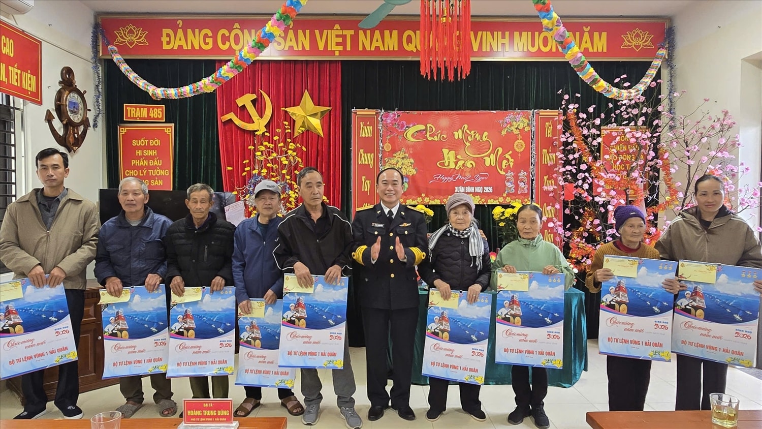 Đoàn công tác tặng quà các đối tượng chính sách trên đảo Trà Bản