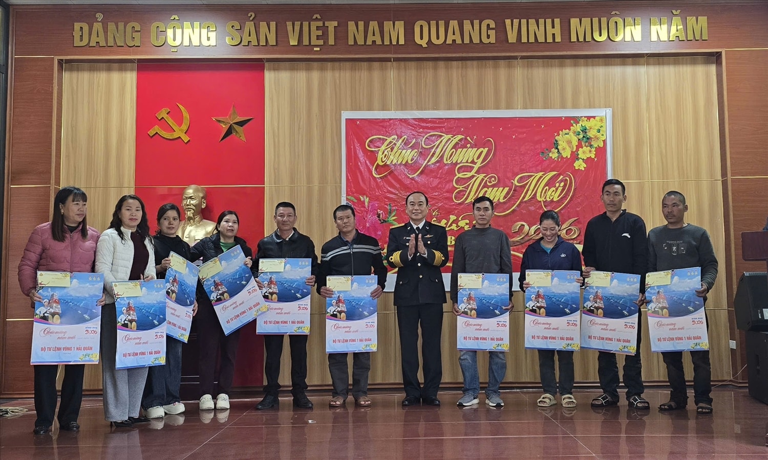 Thủ trưởng Bộ tư lệnh vùng 1 Hải quân chúc Tết người dân trên đảo Trần