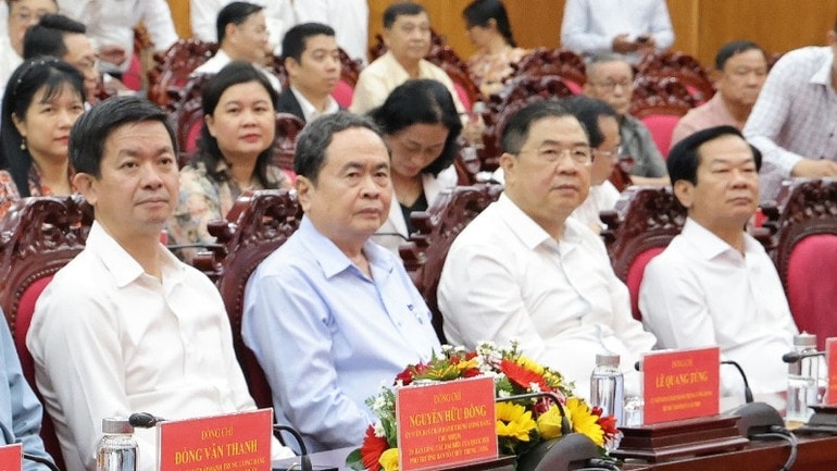 Chủ tịch Quốc hội Trần Thanh Mẫn và các đại biểu tham dự buổi gặp mặt các đồng chí lãnh đạo, nguyên lãnh đạo thành phố qua các thời kỳ. (Ảnh: THANH TÂM)