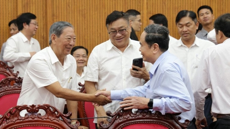 Chủ tịch Quốc hội Trần Thanh Mẫn gặp mặt các đồng chí lãnh đạo, nguyên lãnh đạo thành phố qua các thời kỳ. (Ảnh: THANH TÂM)