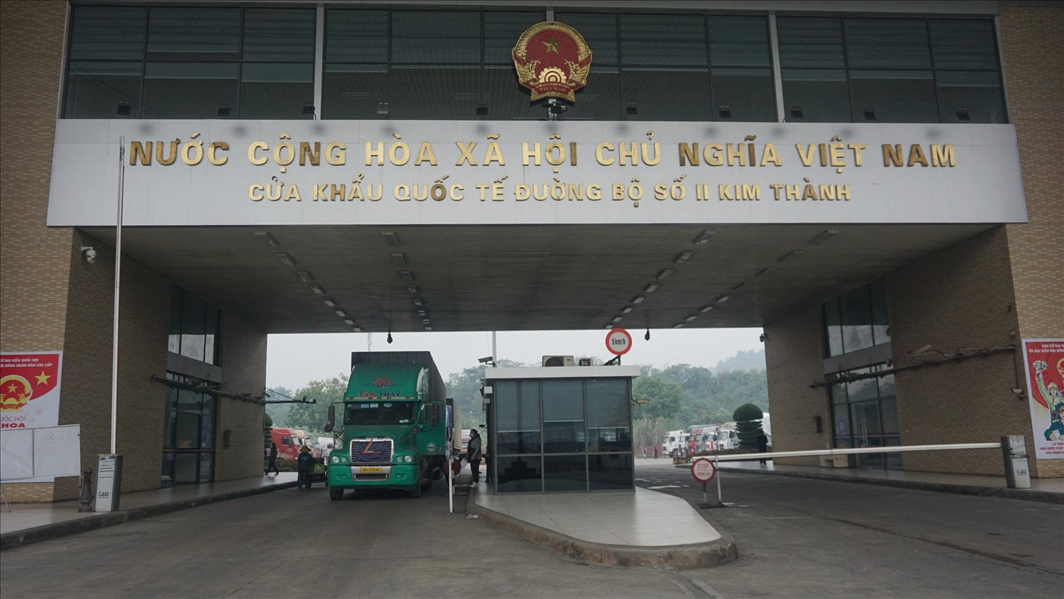 Các cơ quan liên quan đã khẩn trương vào cuộc tháo gỡ khó khăn, thông quan hàng hóa tại Cửa khẩu Quốc tế Kim Thành (ảnh Trọng Bảo)