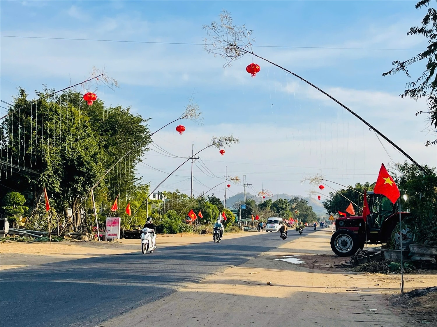 Cây nêu rực rỡ sắc màu trên tuyến đường qua thôn Sơn Bình, xã Chư A Thai