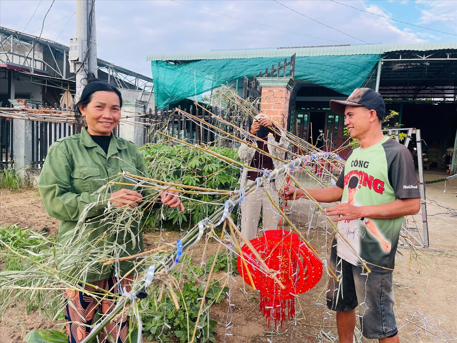 Tết đến, bà Phạm Thị Yến (thôn Sơn Bình, xã Chư A Thai) cùng con cháu trang trí cây nêu