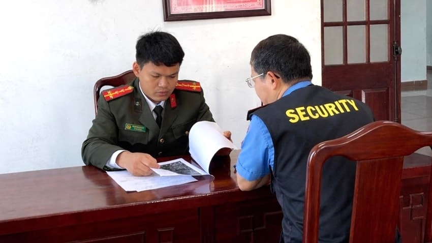 Đại diện cơ quan Công an TP. Huế làm việc với ông B.H.S  (Ảnh: CTV)