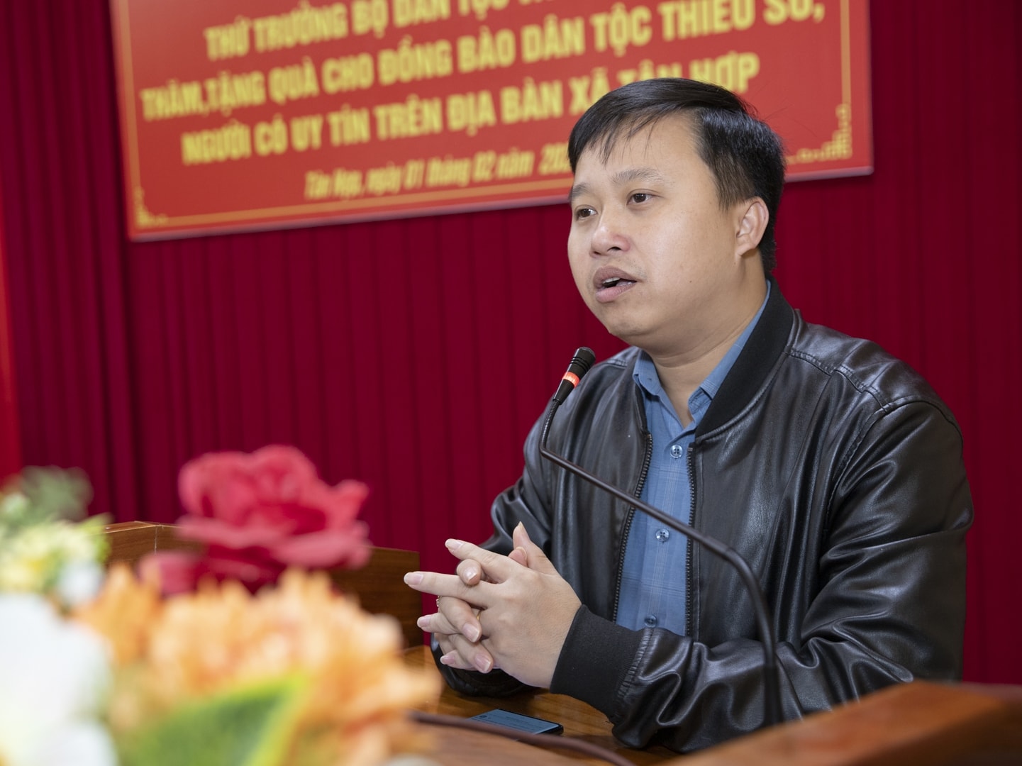 Ông Hà Trung Kiên, Phó Bí thư Đảng ủy, Chủ tịch UBND xã Tân Hợp cảm ơn Đoàn công tác