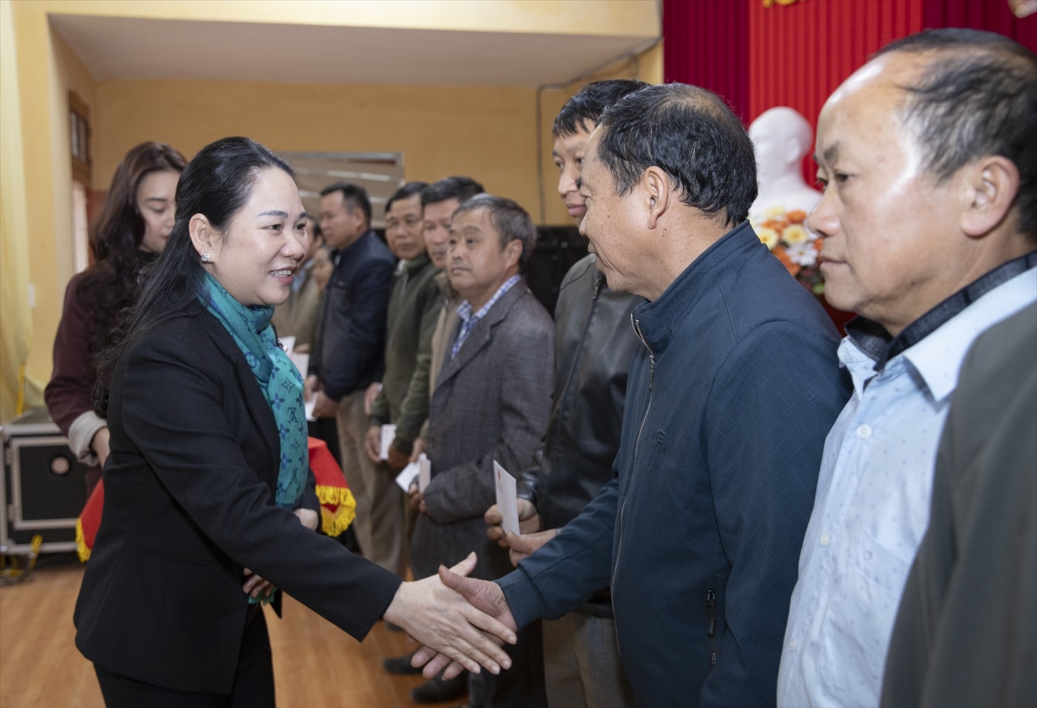 Đoàn đã trao tặng quà Tết cho tập thể UBND xã Tân Hợp; trao 14 suất quà cho Người có uy tín và 100 suất quà cho các gia đình người DTTS nghèo.