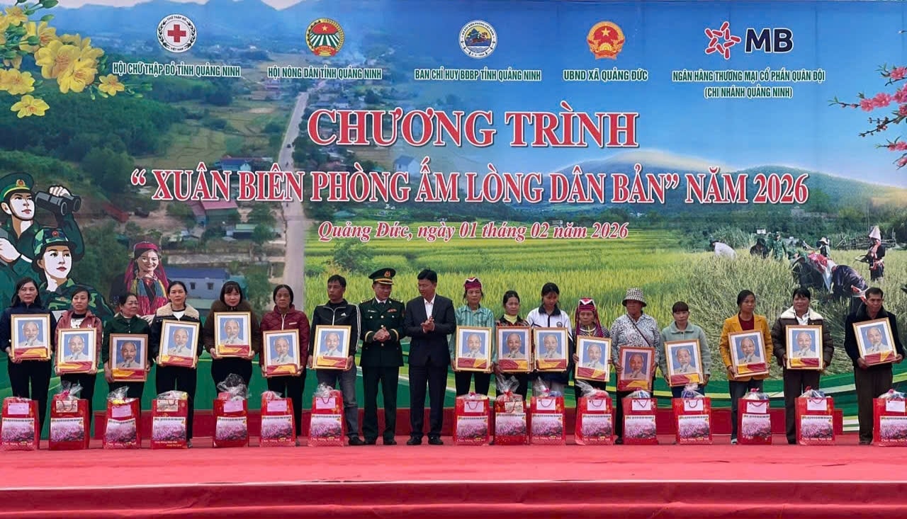 Nhiều phần quà trao tặng cho bà con vùng biên Quảng Ninh
