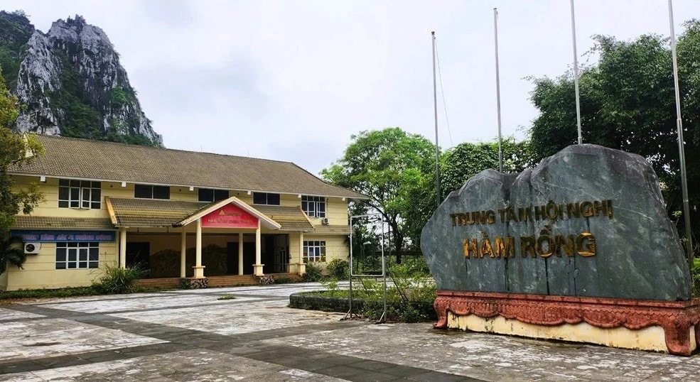 Trung tâm Hội nghị Hàm Rồng được khởi công năm 2012, tổng mức đầu tư hơn 160 tỷ đồng, hiện bỏ hoang nhiều năm.